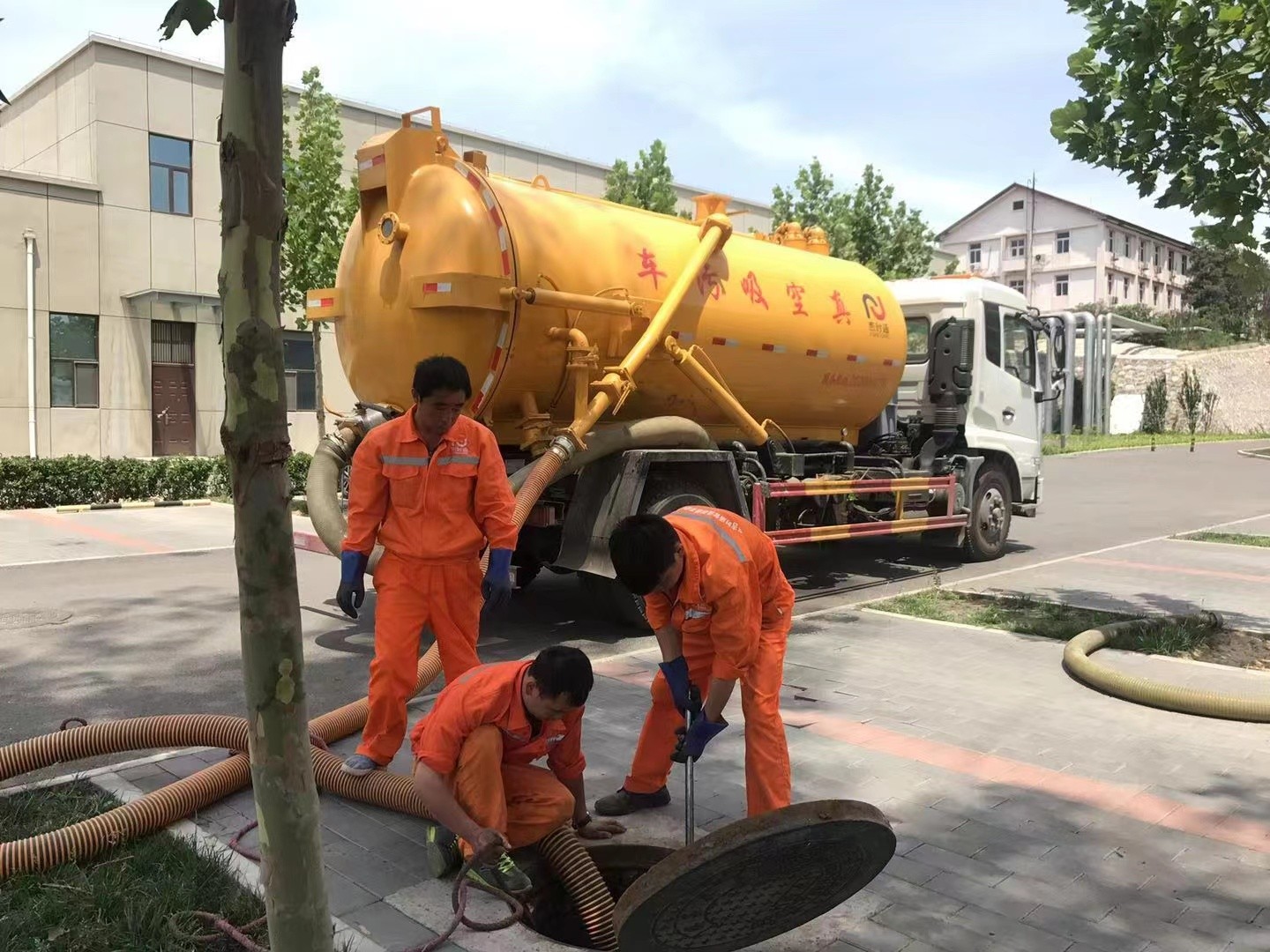 叶集管道疏通车停在窨井附近