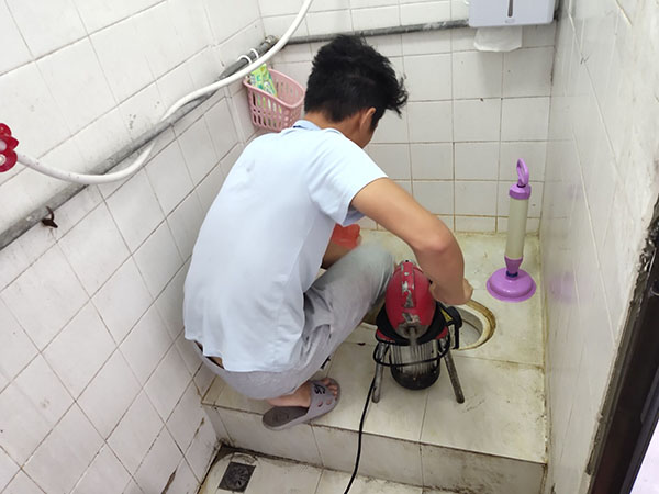 叶集管道堵塞冒臭气 专业师傅现场解决问题